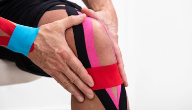 A Kinezio tape széles körben ismert módszer, mely speciális, bőrön rögzíthető szalagok segítségével enyhíti a különféle mozgásszervi és belső szervi panaszokat.